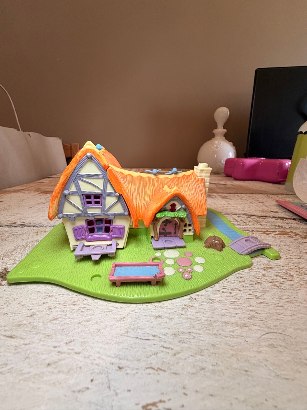 Polly Pocket Disney Snow White & Seven Dwarfs Cottage toy from 1995
